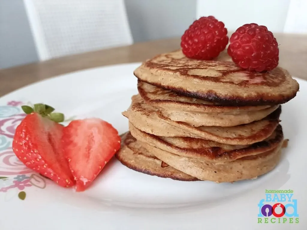 Cottage cheese pancakes with fresh fruit